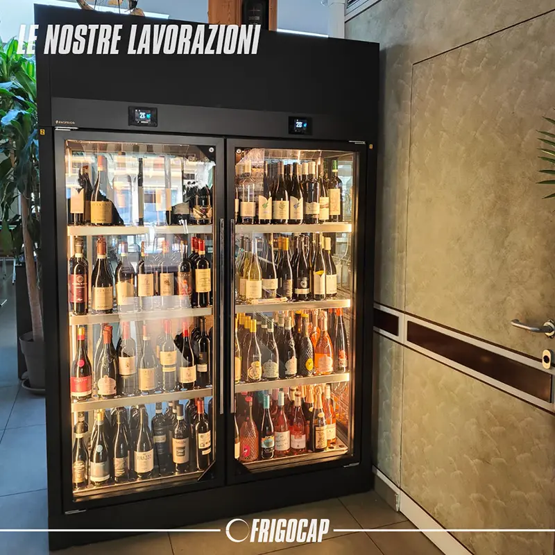 Vetrina refrigerata per vini installata presso il Ristorante Al Porto